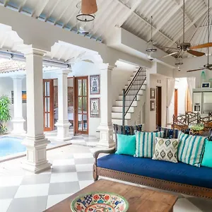 Seni , Seminyak (Bali) Indonesia